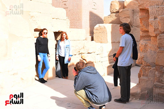 صور السعادة للسياح داخل المعابد الفرعونية