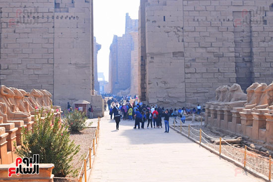 السياح يستمتعون بسحر معابد الكرنك