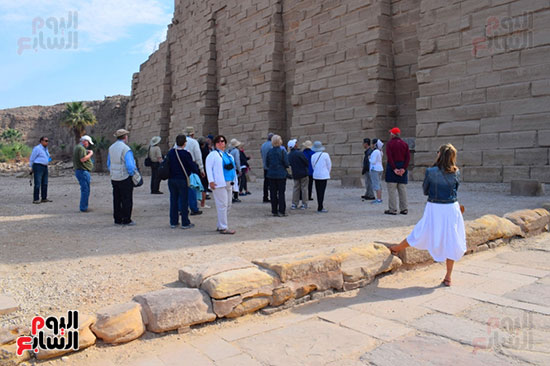 السياح داخل معابد الكرنك بالاقصر