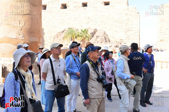 السياح يستمتعون بالمعابد الفرعونية بالاقصر