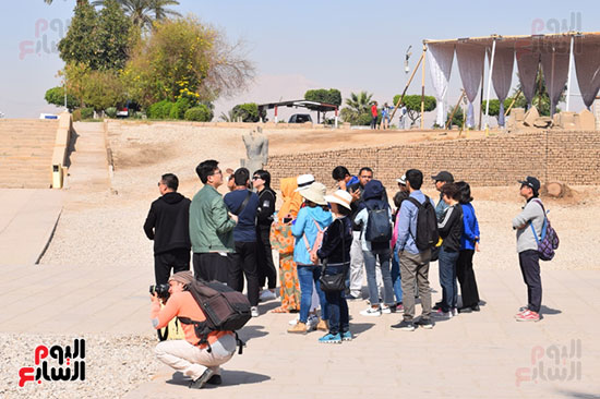 توافد السياح علي معبد الأقصر بكورنيش النيل