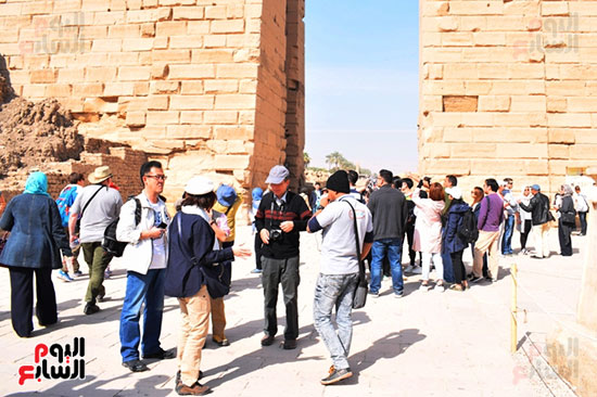 إقبال مميز للسائحين الأجانب علي زيارة معابد الأقصر الفرعونية
