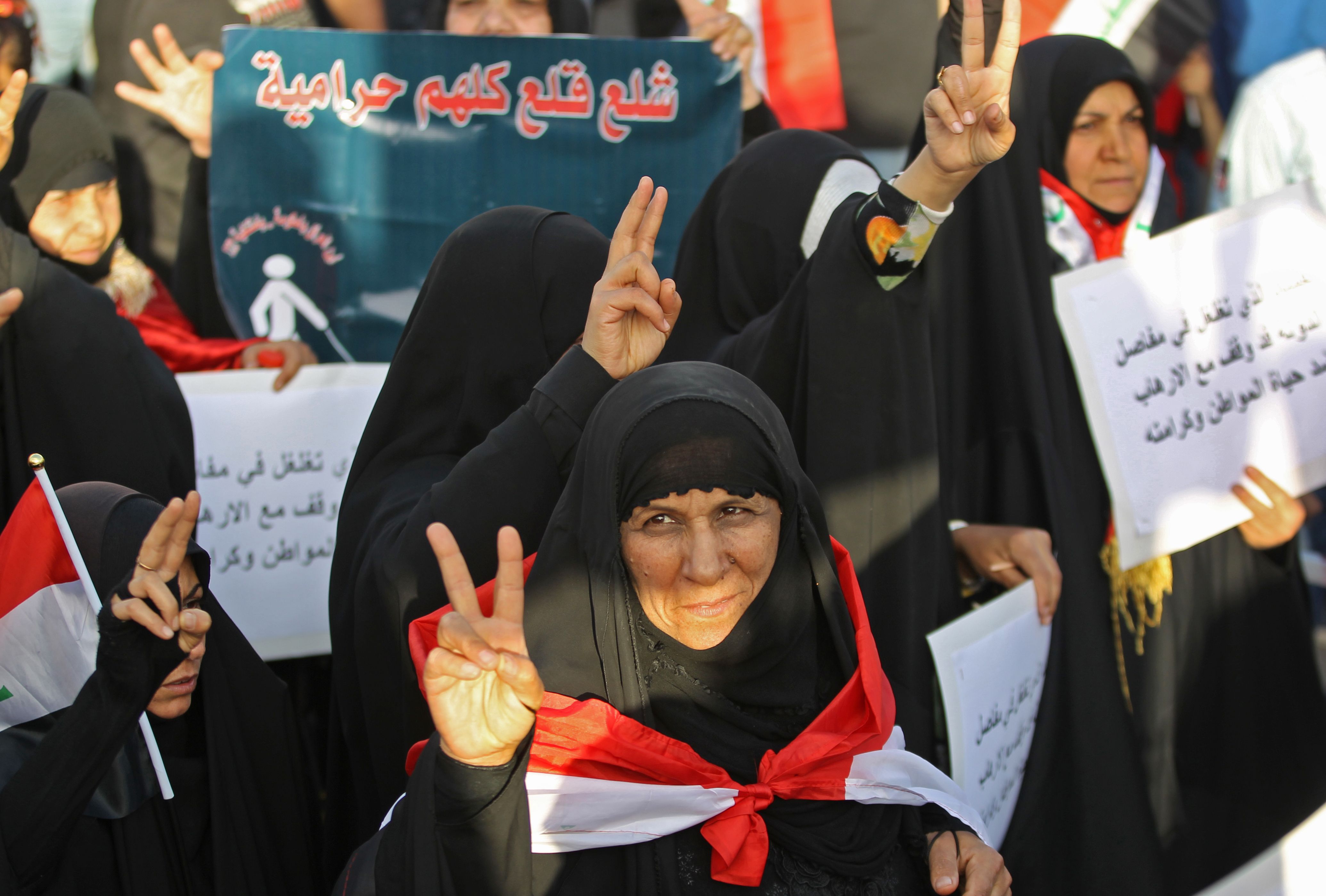 امرأة عراقية مشاركة في التظاهر
