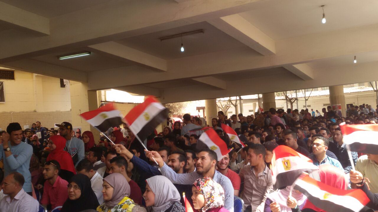 طلاب المعهد يرفعون اعلام مصر