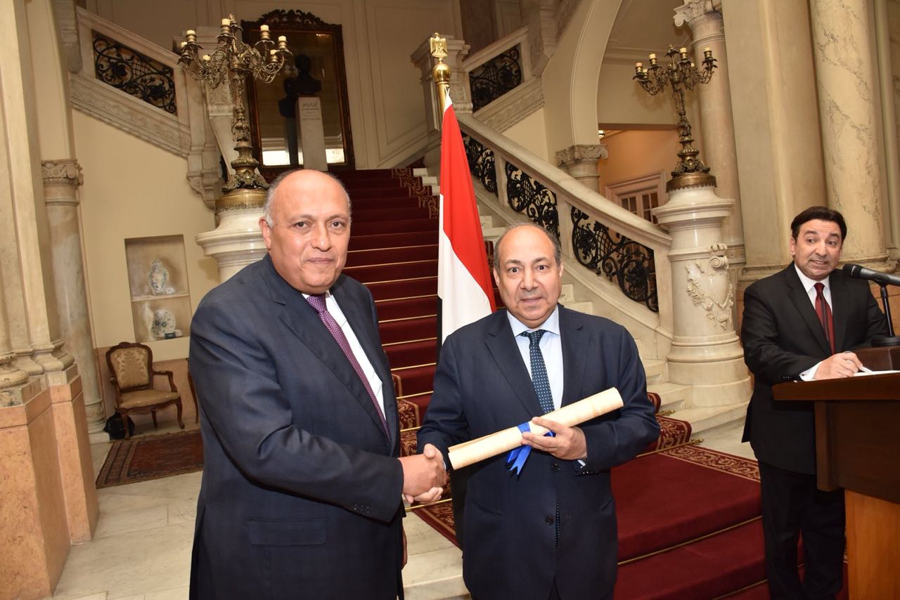 وزير الخارجية  يكرم سفير مصر السابق فى اليمن يوسف الشرقاوى