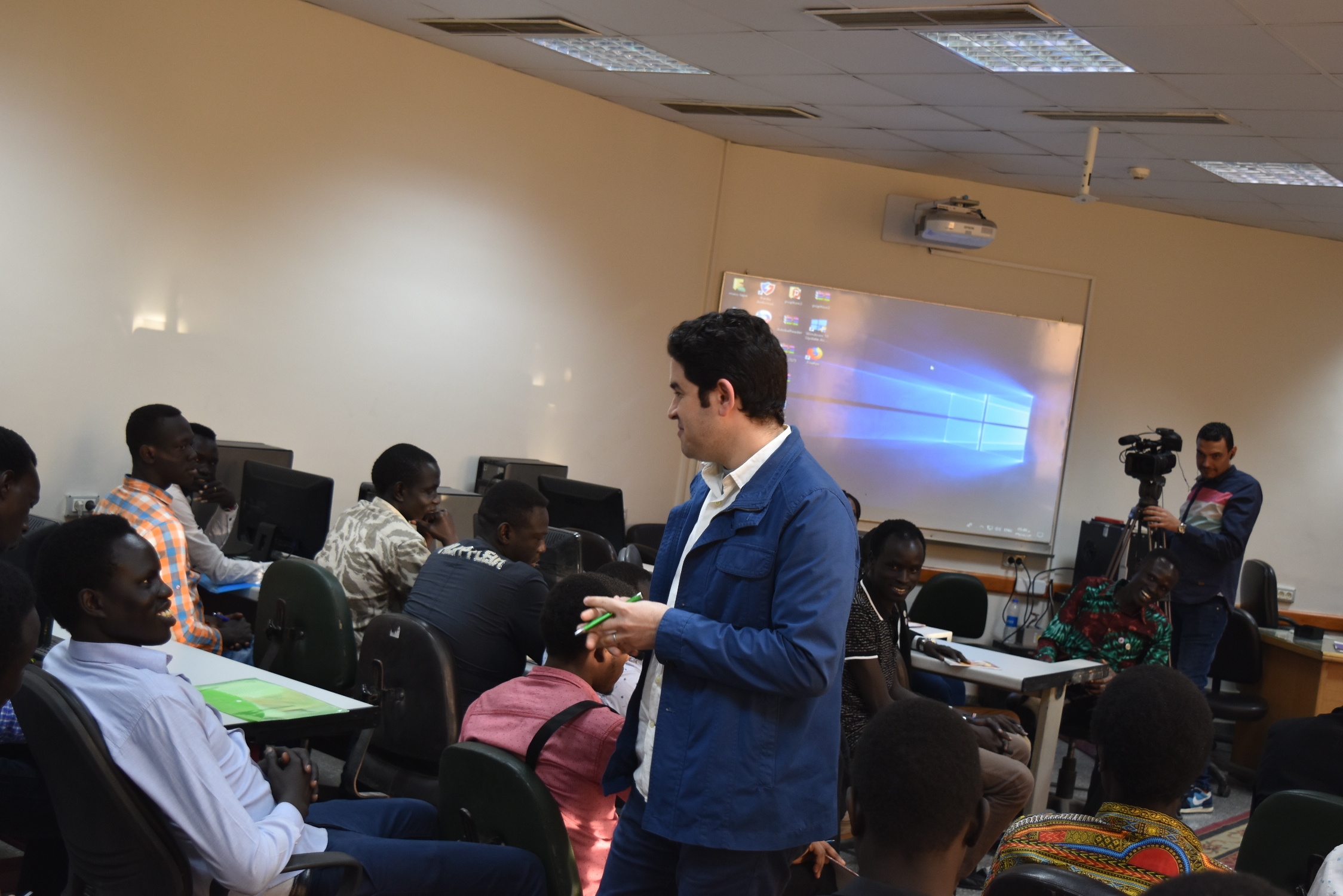 رئيس  قسم الأخبار يحاضر طلاب جنوب السودان بـ إعلام القاهرة (6)