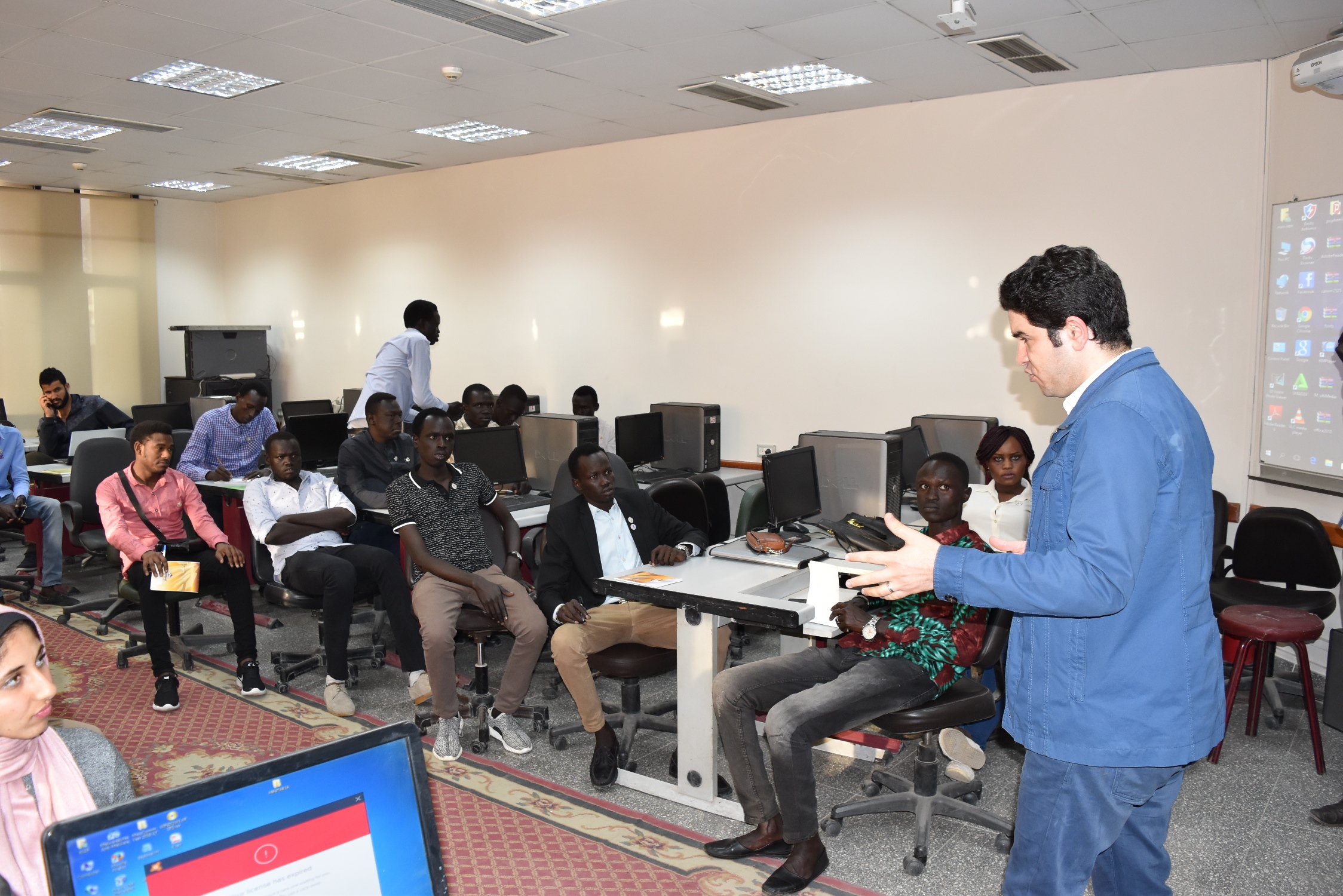 رئيس  قسم الأخبار يحاضر طلاب جنوب السودان بـ إعلام القاهرة (12)