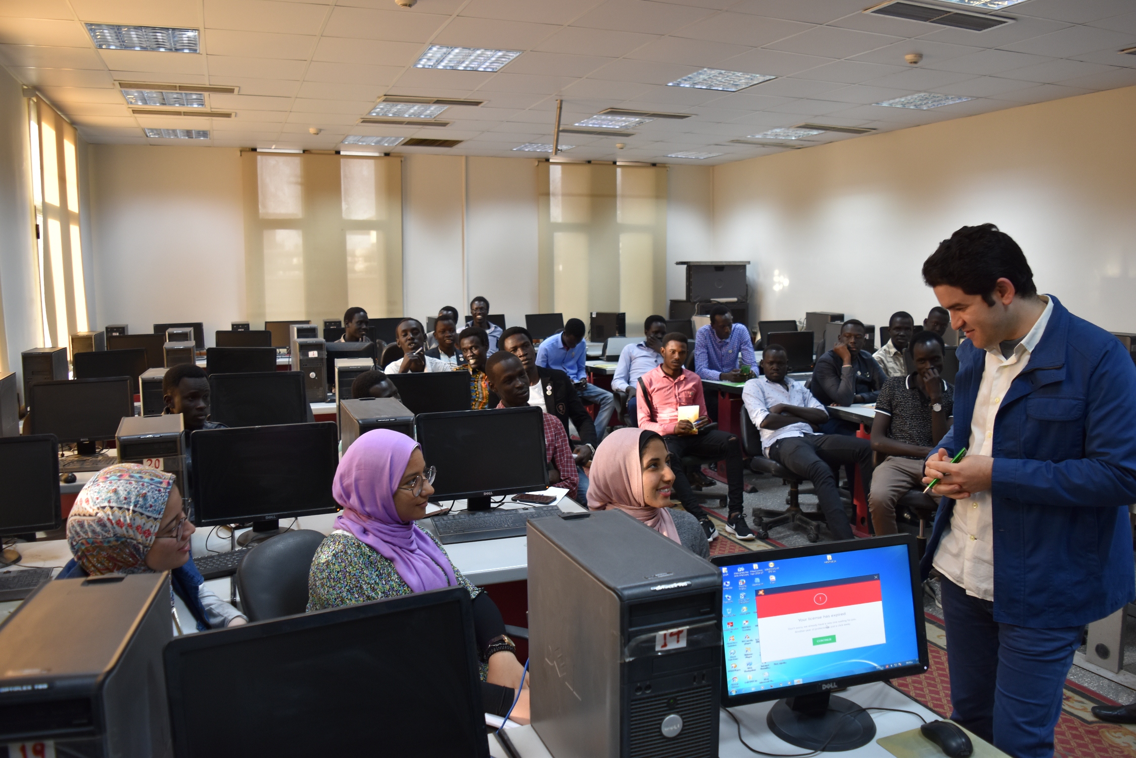 رئيس  قسم الأخبار يحاضر طلاب جنوب السودان بـ إعلام القاهرة (9)