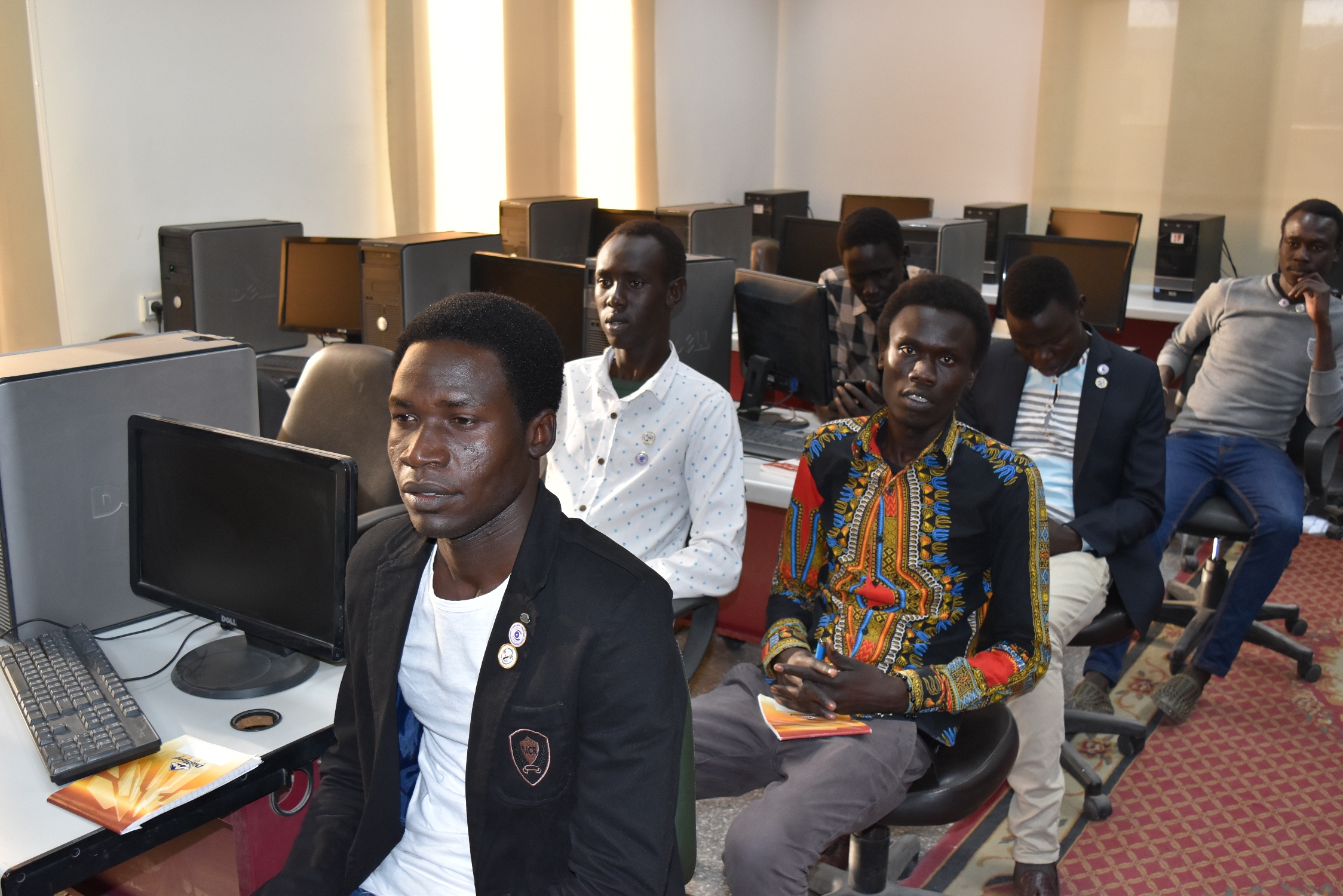 رئيس  قسم الأخبار يحاضر طلاب جنوب السودان بـ إعلام القاهرة (16)