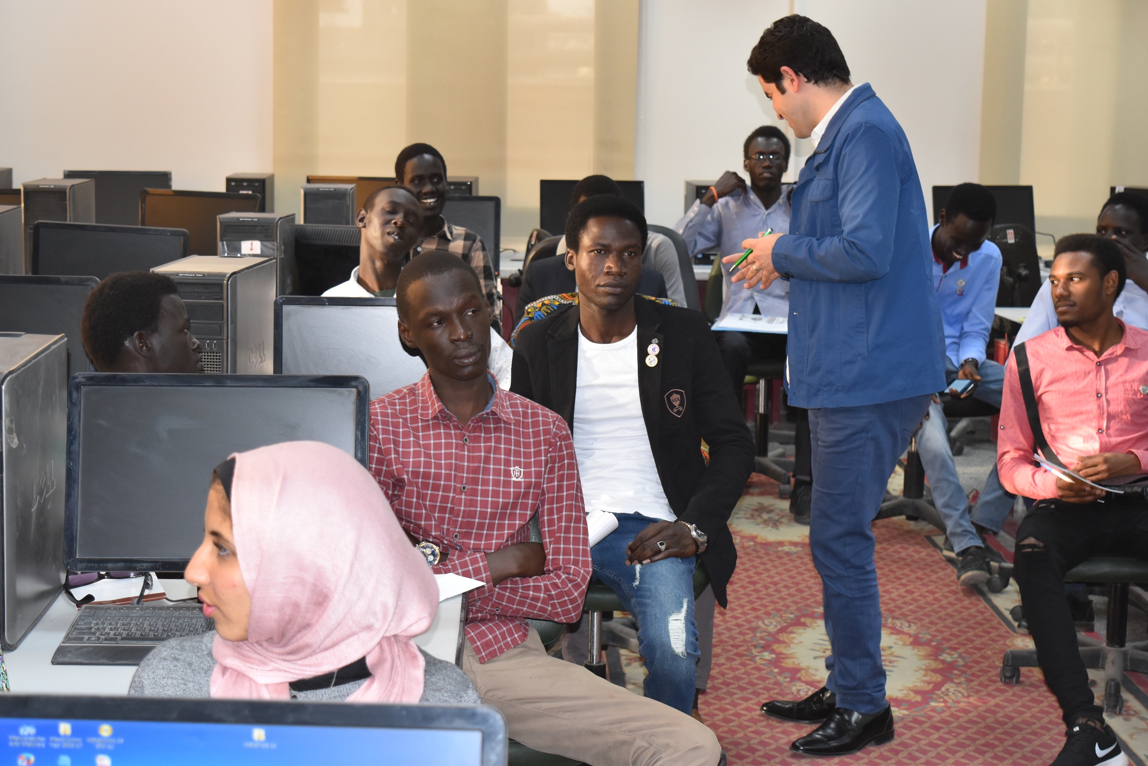 رئيس  قسم الأخبار يحاضر طلاب جنوب السودان بـ إعلام القاهرة (8)