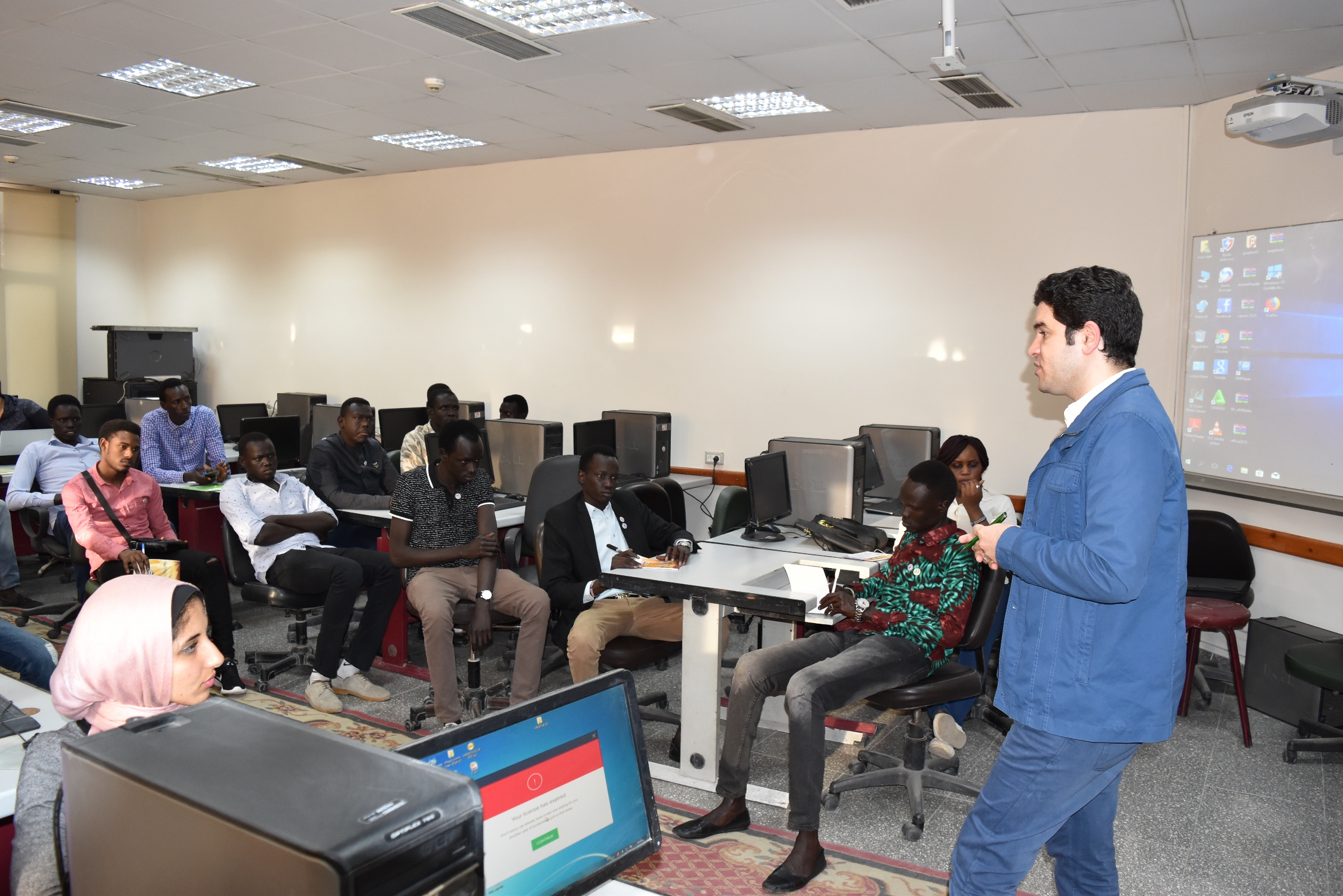 رئيس  قسم الأخبار يحاضر طلاب جنوب السودان بـ إعلام القاهرة (2)