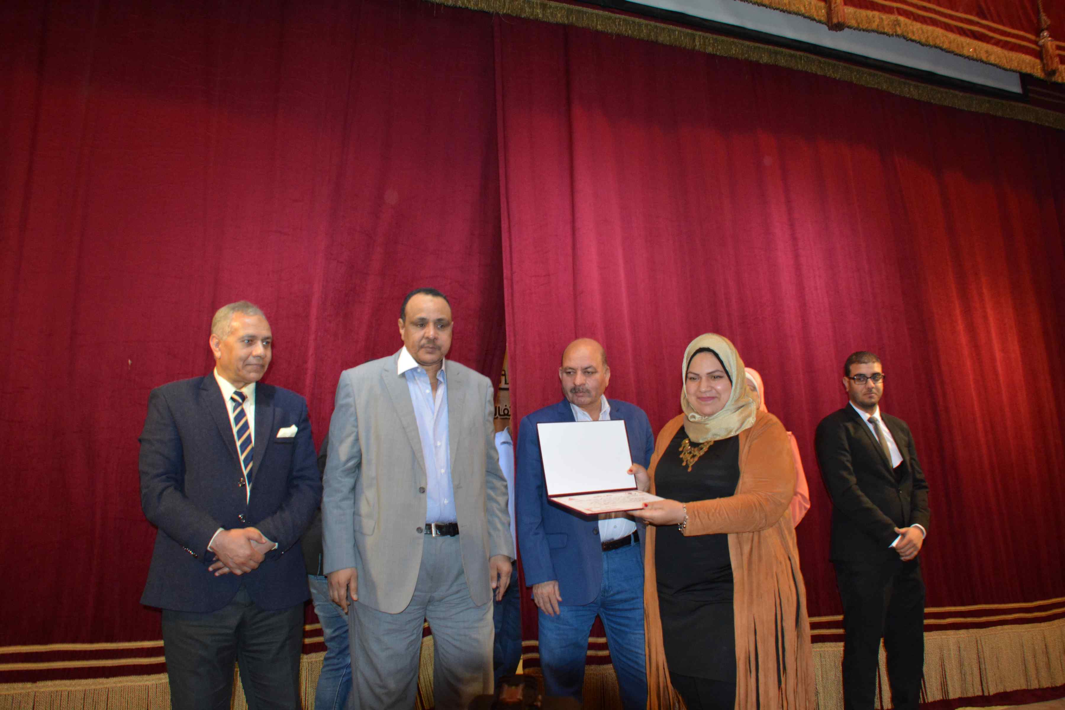 فريقا الثانوية بنات وجرافكس يحصدان المراكز الأولى  (2)