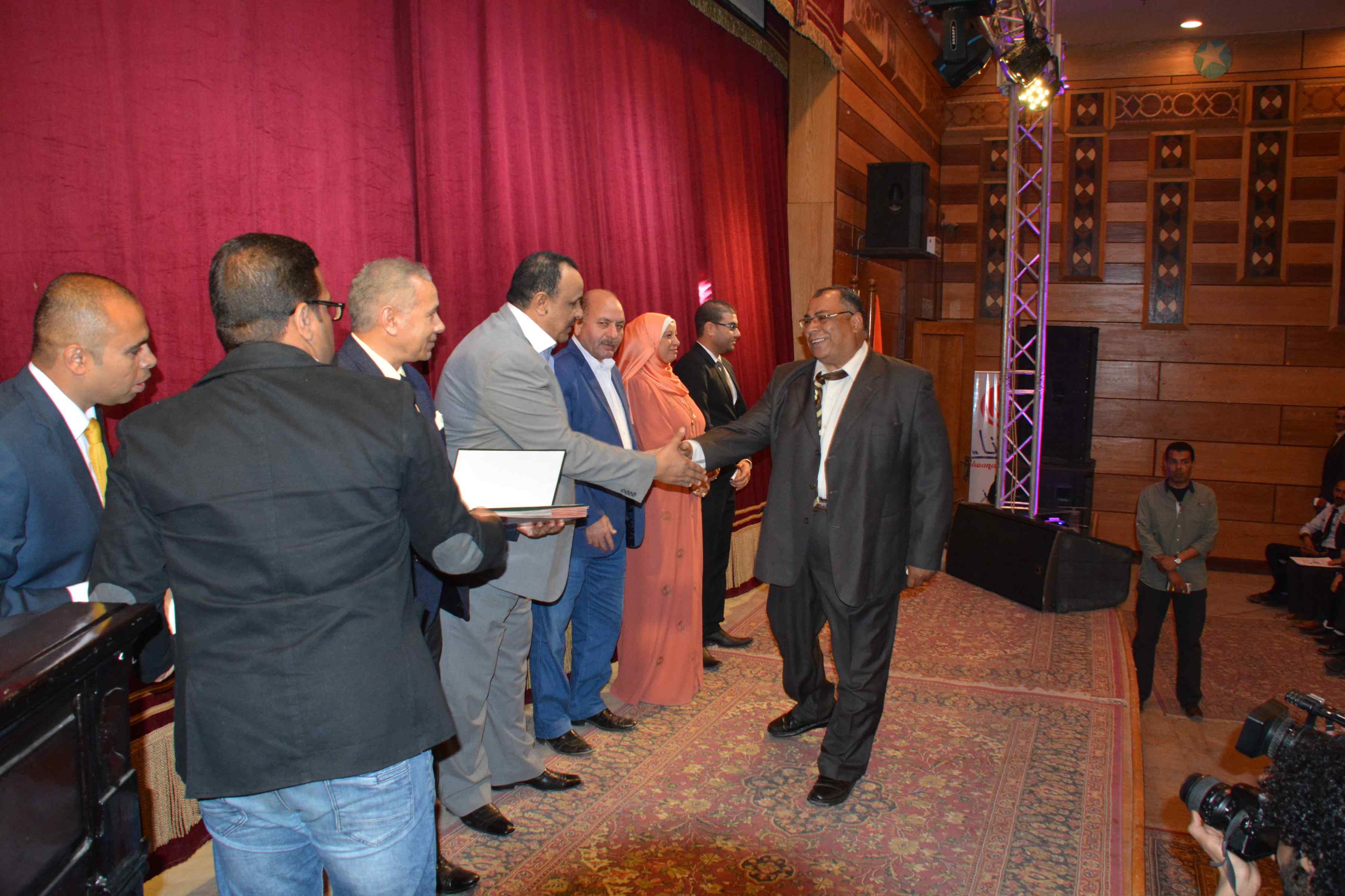 فريقا الثانوية بنات وجرافكس يحصدان المراكز الأولى  (3)