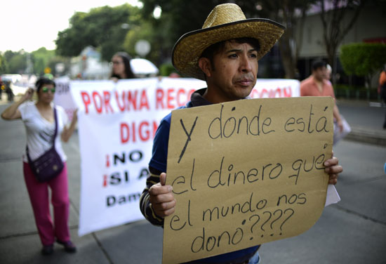 مسيرات تطالب العالم بالمساهمة فى عمليات إعادة إعمار المكسيك
