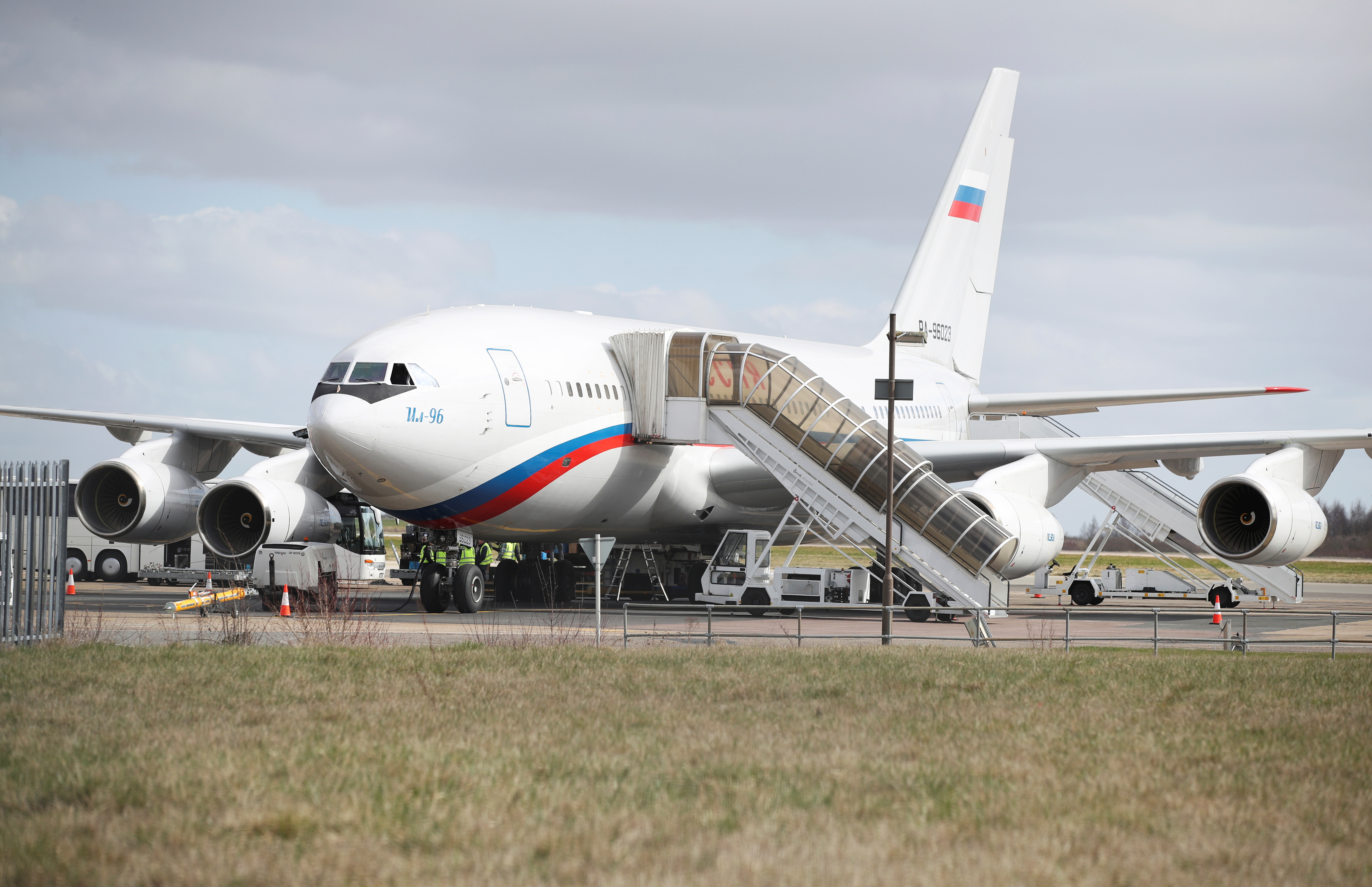 طائرة منتقلة لجمع دبلوماسيين وعائلاتهم من سفارة روسيا في لندن