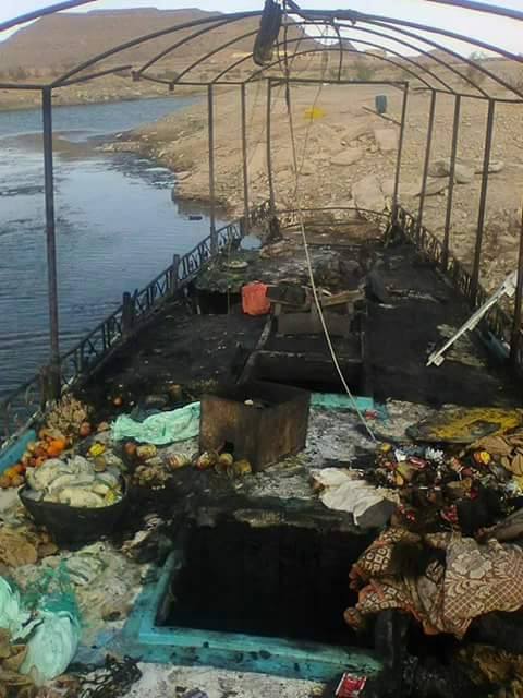 حريق المركب النيلية وعلى سطحه عشرات من السلاحف