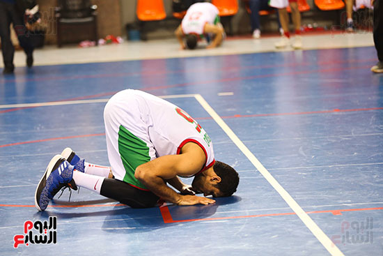 الأهلى يهزم سبورتنج ويتوج بكأس مصر لكرة السلة (33)