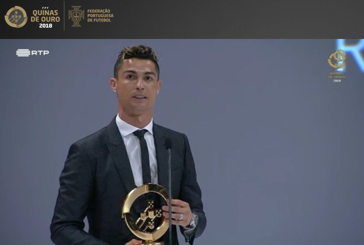 رونالدو مع جائزة أفضل لاعب فى البرتغال
