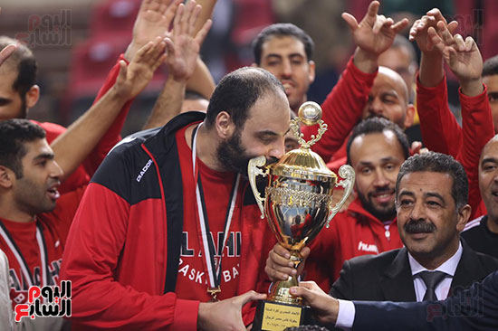 الأهلى يهزم سبورتنج ويتوج بكأس مصر لكرة السلة (17)