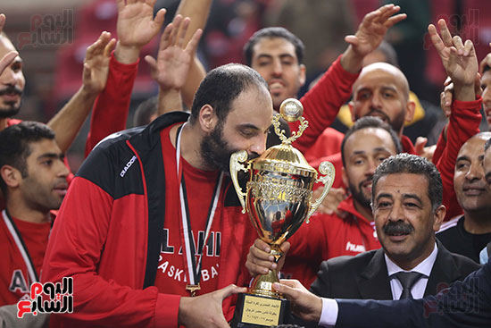 الأهلى يهزم سبورتنج ويتوج بكأس مصر لكرة السلة (48)