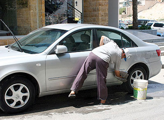 غسل سيارته بالشارع (1)