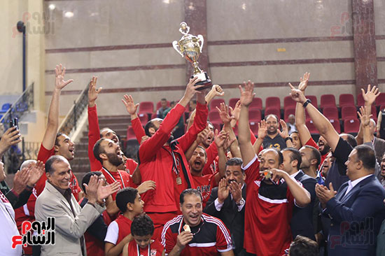 الأهلى يهزم سبورتنج ويتوج بكأس مصر لكرة السلة (21)