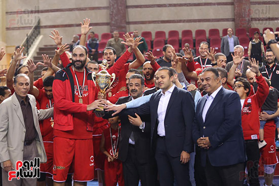 الأهلى يهزم سبورتنج ويتوج بكأس مصر لكرة السلة (18)
