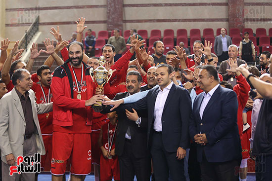 الأهلى يهزم سبورتنج ويتوج بكأس مصر لكرة السلة (46)