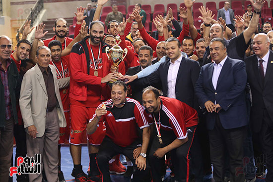 الأهلى يهزم سبورتنج ويتوج بكأس مصر لكرة السلة (47)