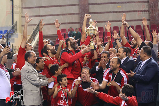 الأهلى يهزم سبورتنج ويتوج بكأس مصر لكرة السلة (49)