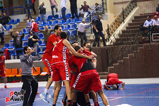 الأهلى يهزم سبورتنج ويتوج بكأس مصر لكرة السلة (31)
