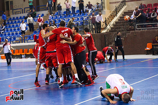 الأهلى يهزم سبورتنج ويتوج بكأس مصر لكرة السلة (32)