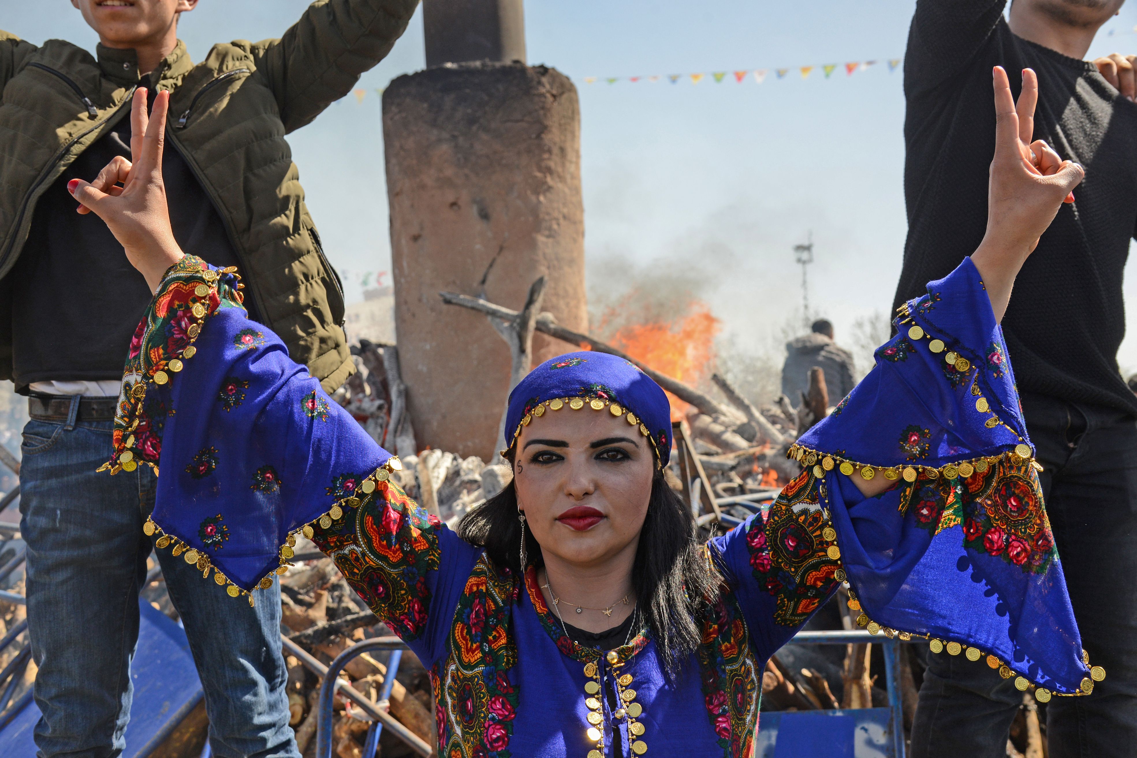 إحدى الجميلات ترتدى الزى الكردى خلال الاحتفالات