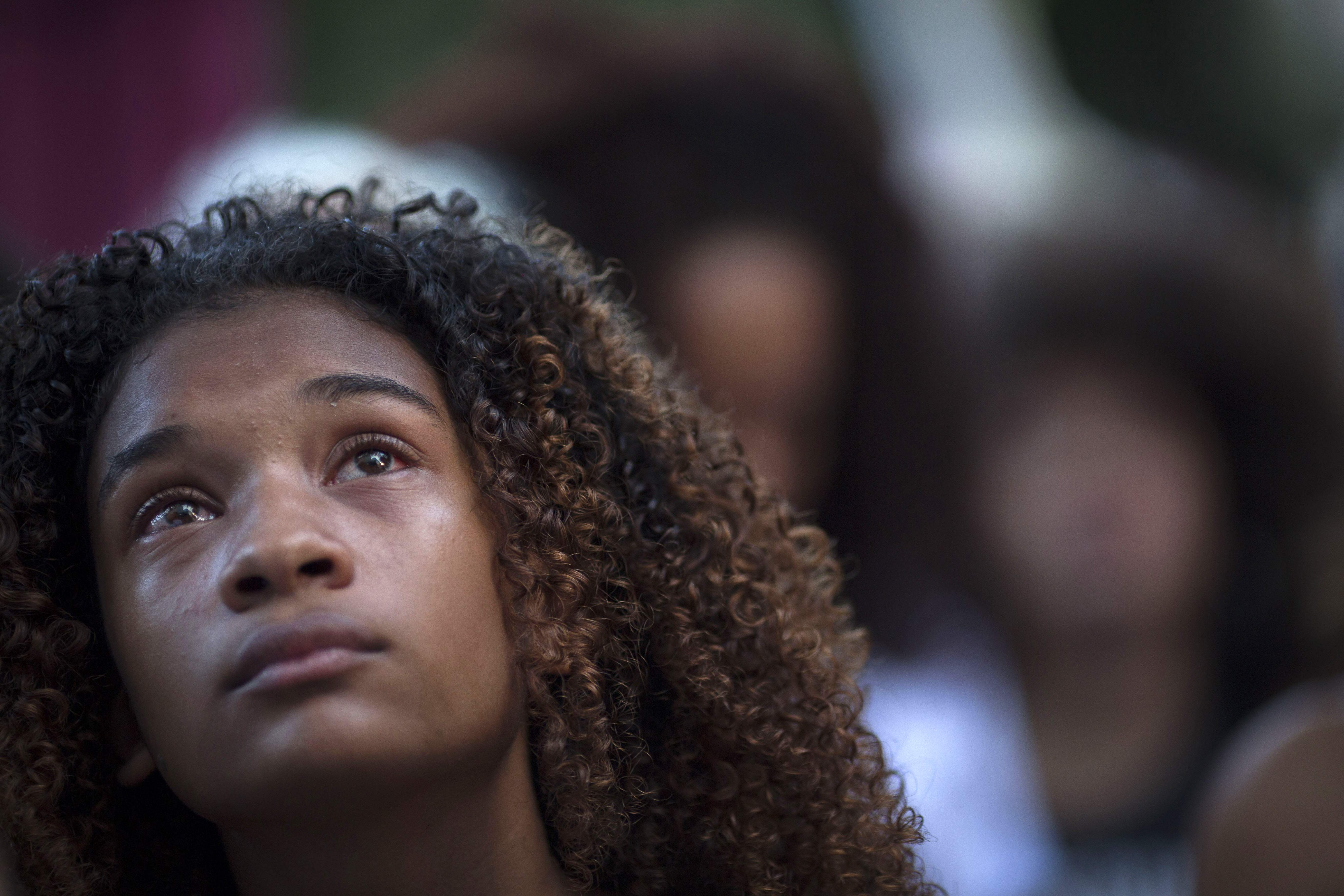 شابة سوداء مشاركة في المظاهرات