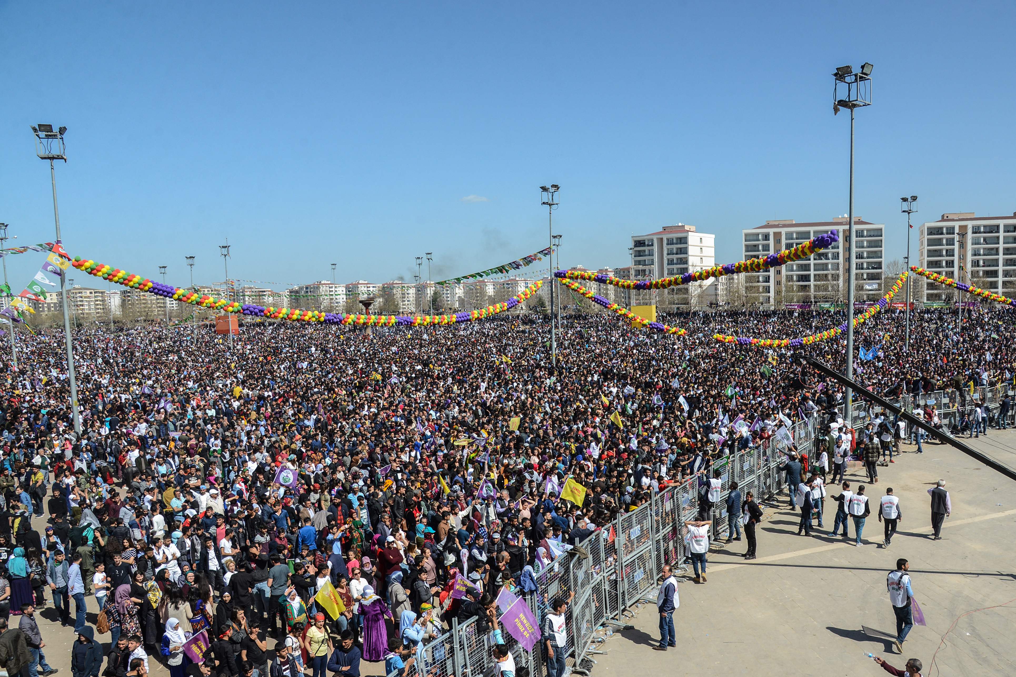 الآلاف يحتفلون فى ديار بكر احتفالا بعيد النيوروز