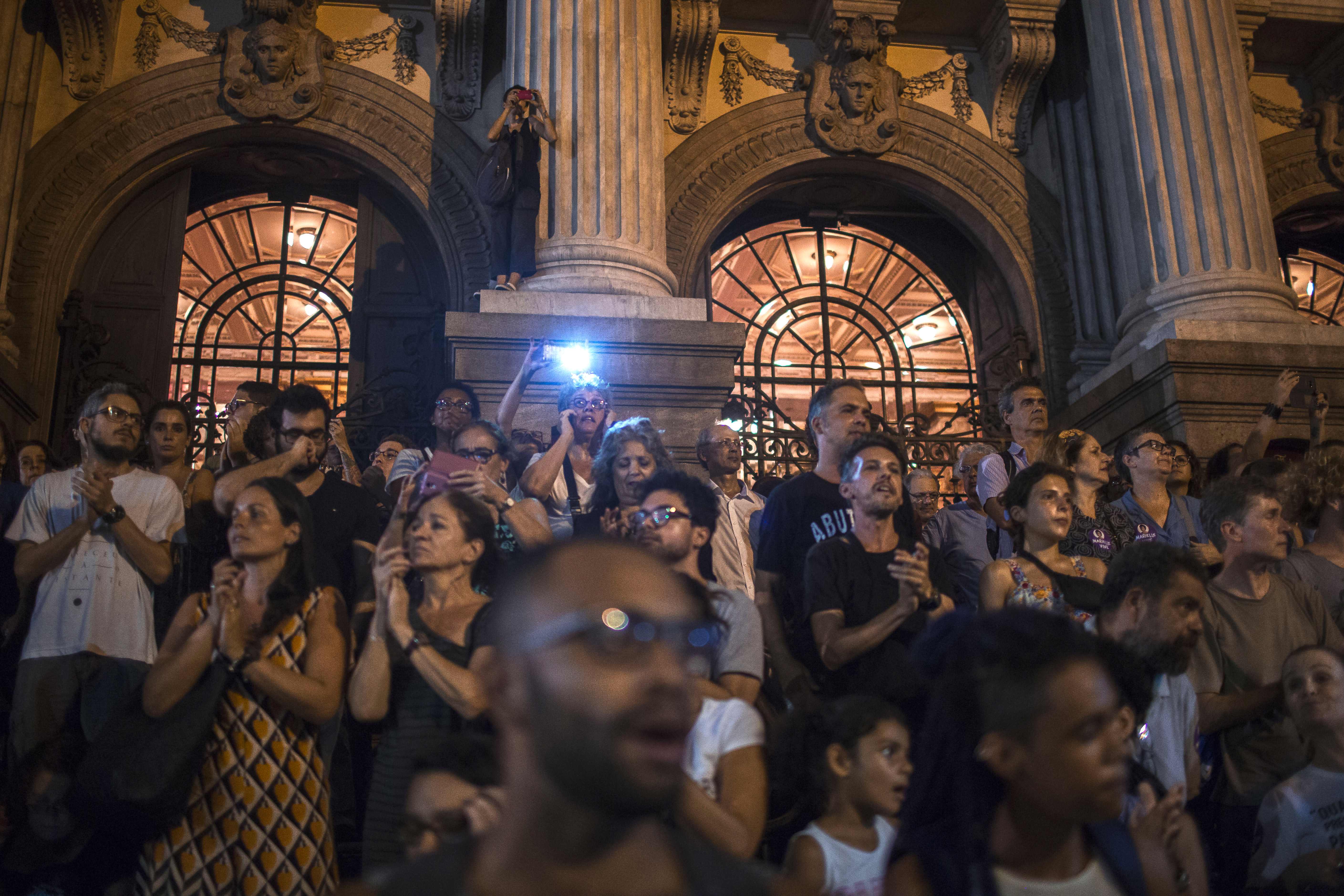 المظاهرات أمام  أمام غرفة بلدية ريو