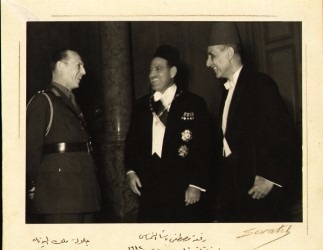 د نجيب محفوظ مع مصطفى النحاس رئيس وزاء مصر وجورج الثانى ملك اليونان 1942