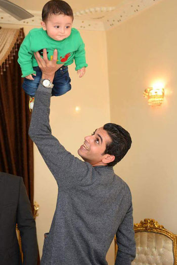 النقيب محمود منير يلاعب ابنه منير