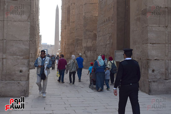 جانب من زيارات السياح لمشاهدة سحر النيل مع معابد القدماء المصريين