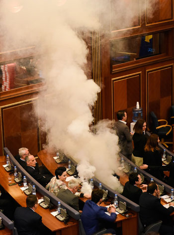 الغاز المسيل يملئ قاعة البرلمان فى كوسوفو