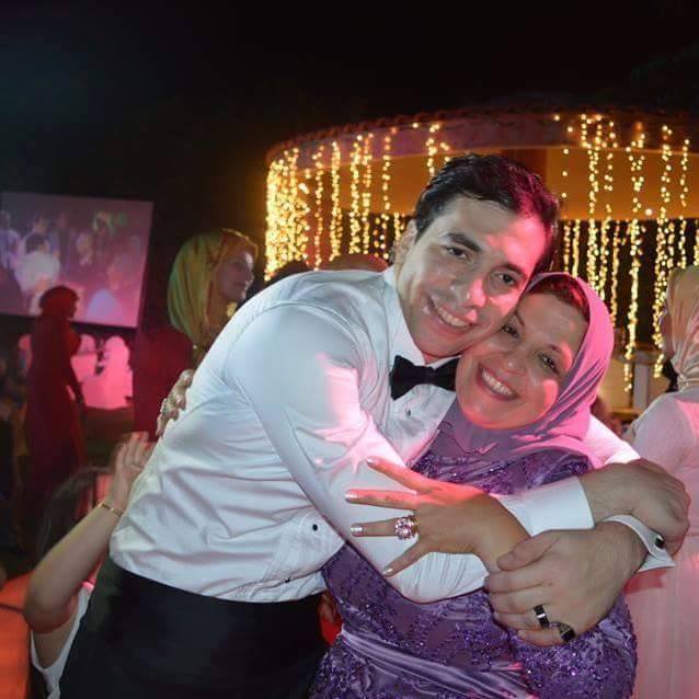 أحمد الأحمر ووالدته