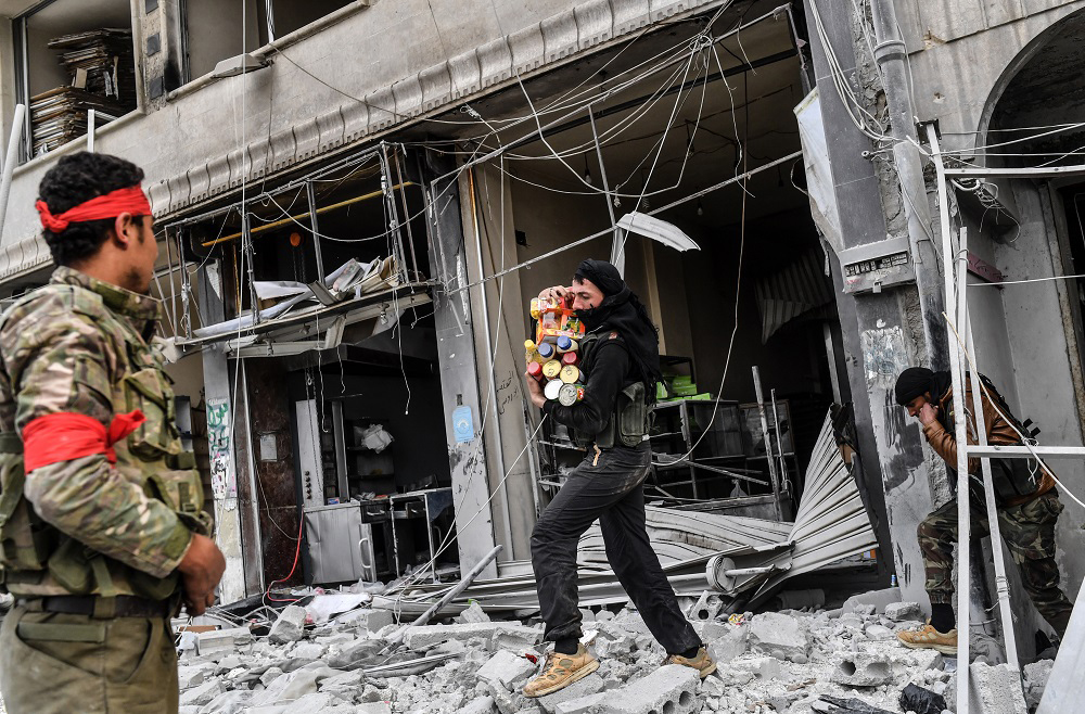 مقاتلون تابعون لأردوغان ينهبون المواد الغذائية من منازل المدنيين السوريين
