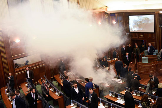 سحب الدخان تحجب الرؤية داخل البرلمان بكوسوفو