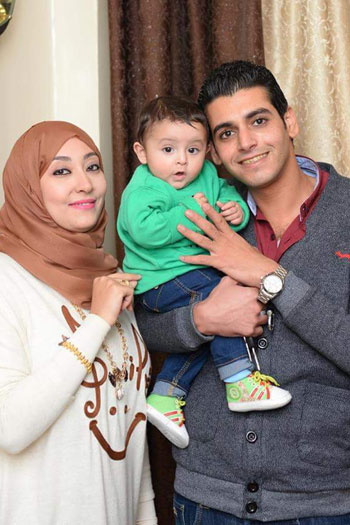 النقيب محمود وزوجته وطفلهما
