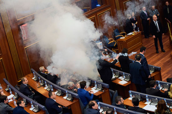 عضو المعارضة فى كوسوفو يشعل قنبلة غاز مسيلة للدموع