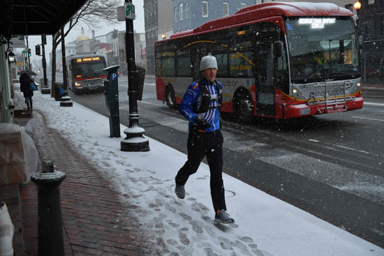 رجل يركض فى شوارع واشنطن رغم الثلوج