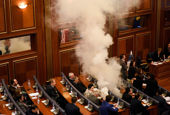 إطلاق قنبلة غاز داخل قاعة برلمان كوسوفو