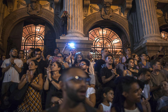 المظاهرات-أمام--أمام-غرفة-بلدية-ريو