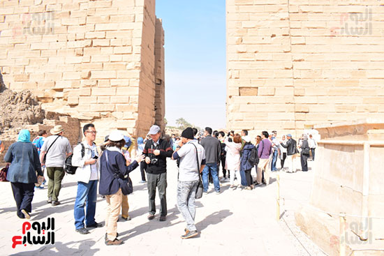السائحون يستمتعون بسحر الحضارة الفرعونية بالأقصر