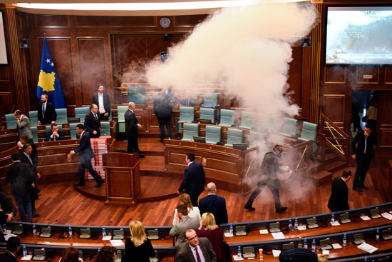 قنبلة غاز داخل قاعة برلمان كوسوفو